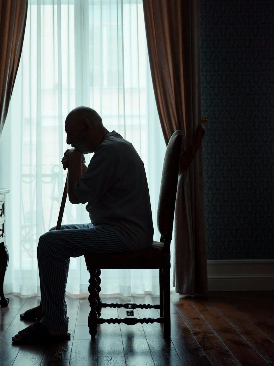 El síndrome del ocaso (sundowning) es un fenómeno frecuente en personas con demencia y Alzheimer, la aromaterapia geriátrica ofrece un recurso no invasivo que actúa sobre los circuitos emocionales y circadianos a través del olfato, aportando calma, orientación y seguridad.